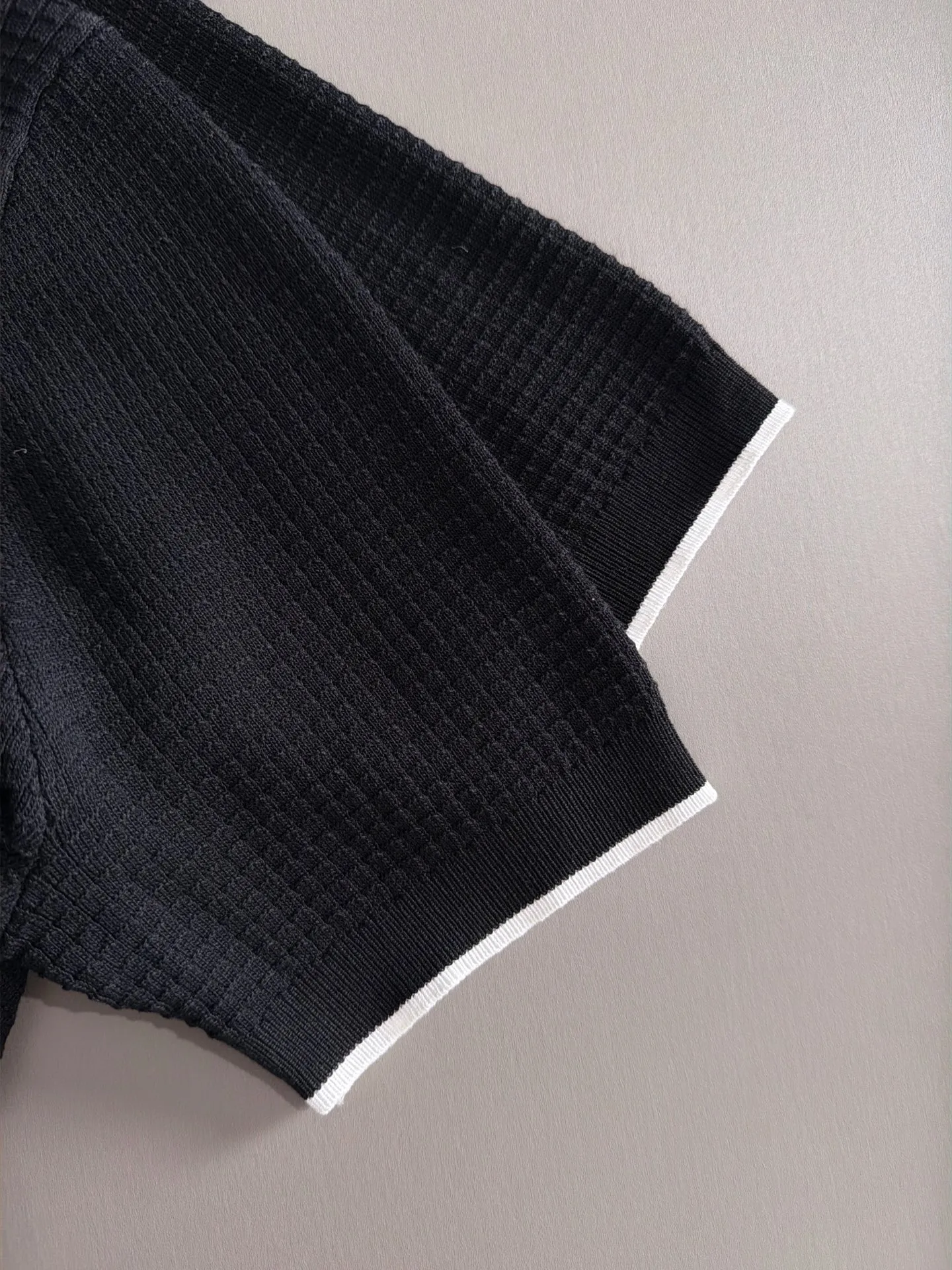LP high quality Loro Piana 26ss New Arrival men's short-sleeved knitted T-shirt. Made of combed cotton yarn knitted cotton fabric, no pressure when entering and exiting the counter. Exclusive control of raw materials. It feels substantial when weighed, and the upper body is more textured than ordinary T-shirts. This texture can handle the weather easily and is suitable for both hot and cold! Loose fit design, looks noble. The only correct version is available Size: M to 4XL